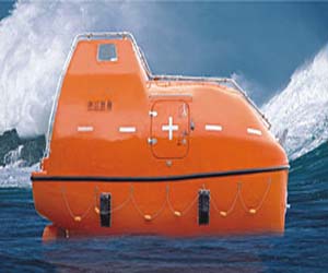 Totally enclosed frp lifeboat